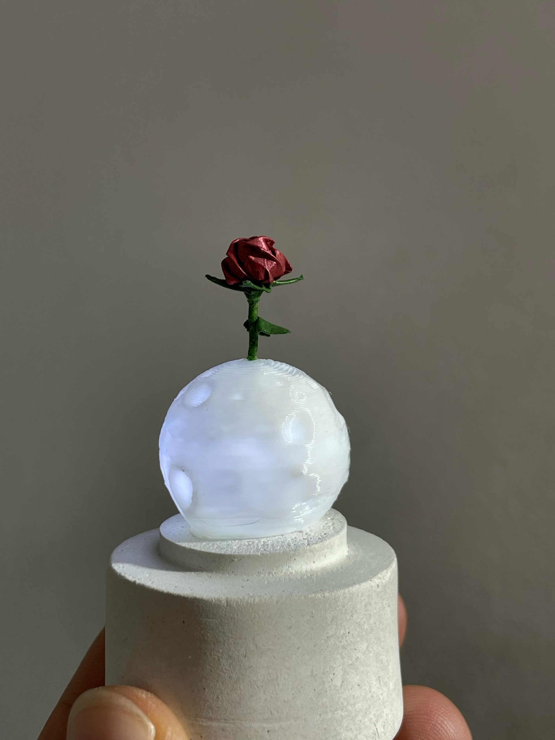 rosa del principito en origami con luz