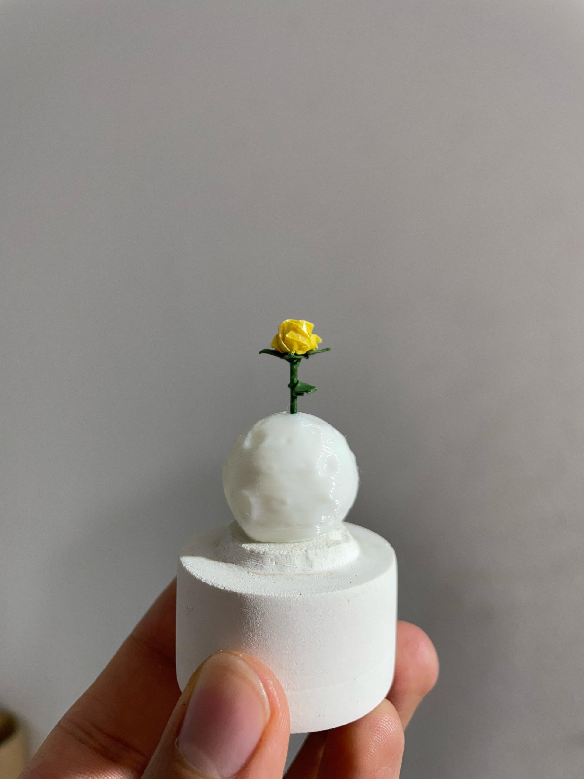 rosa del principito en origami con luz