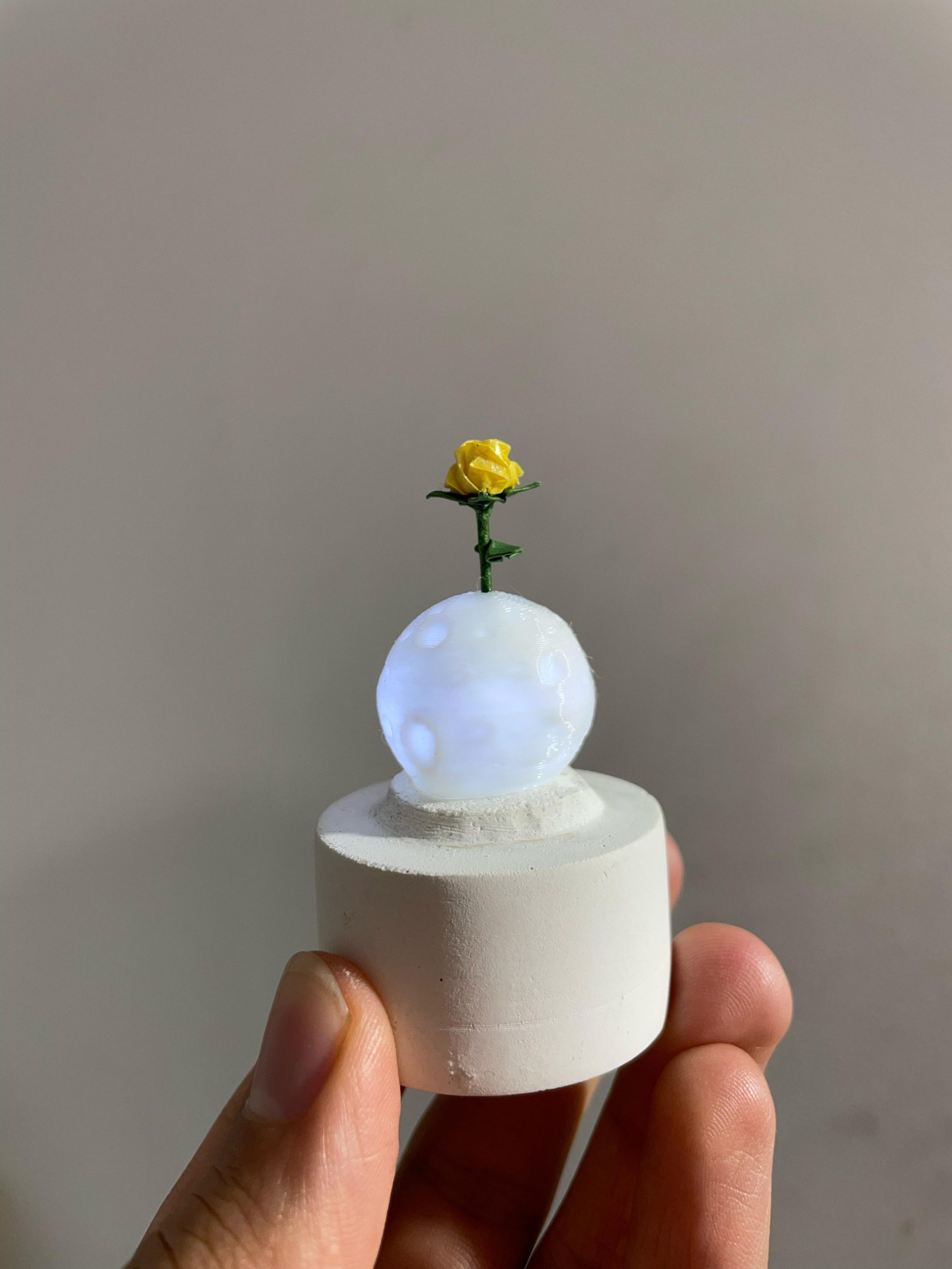 rosa del principito en origami con luz