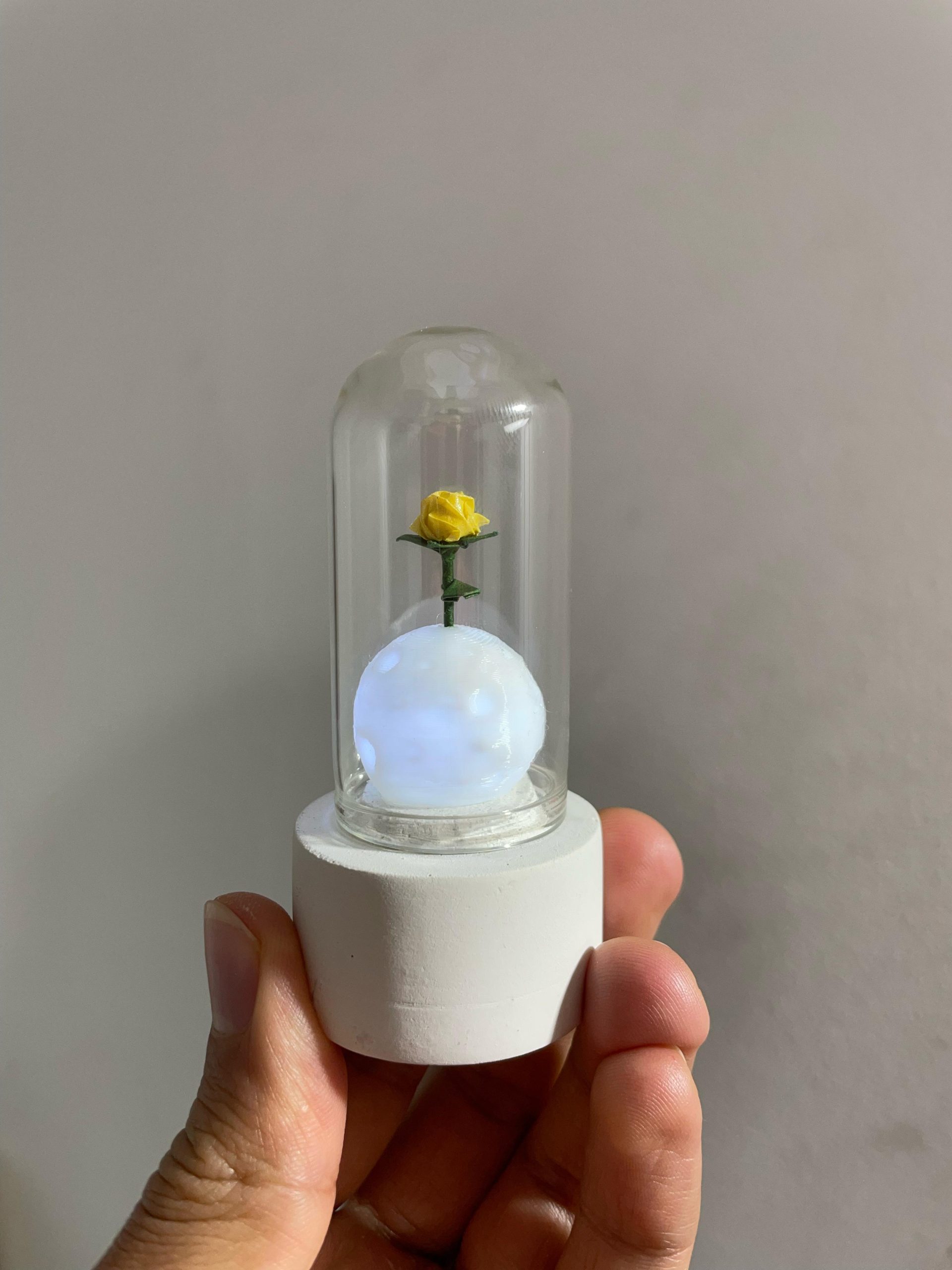 rosa del principito en origami con luz