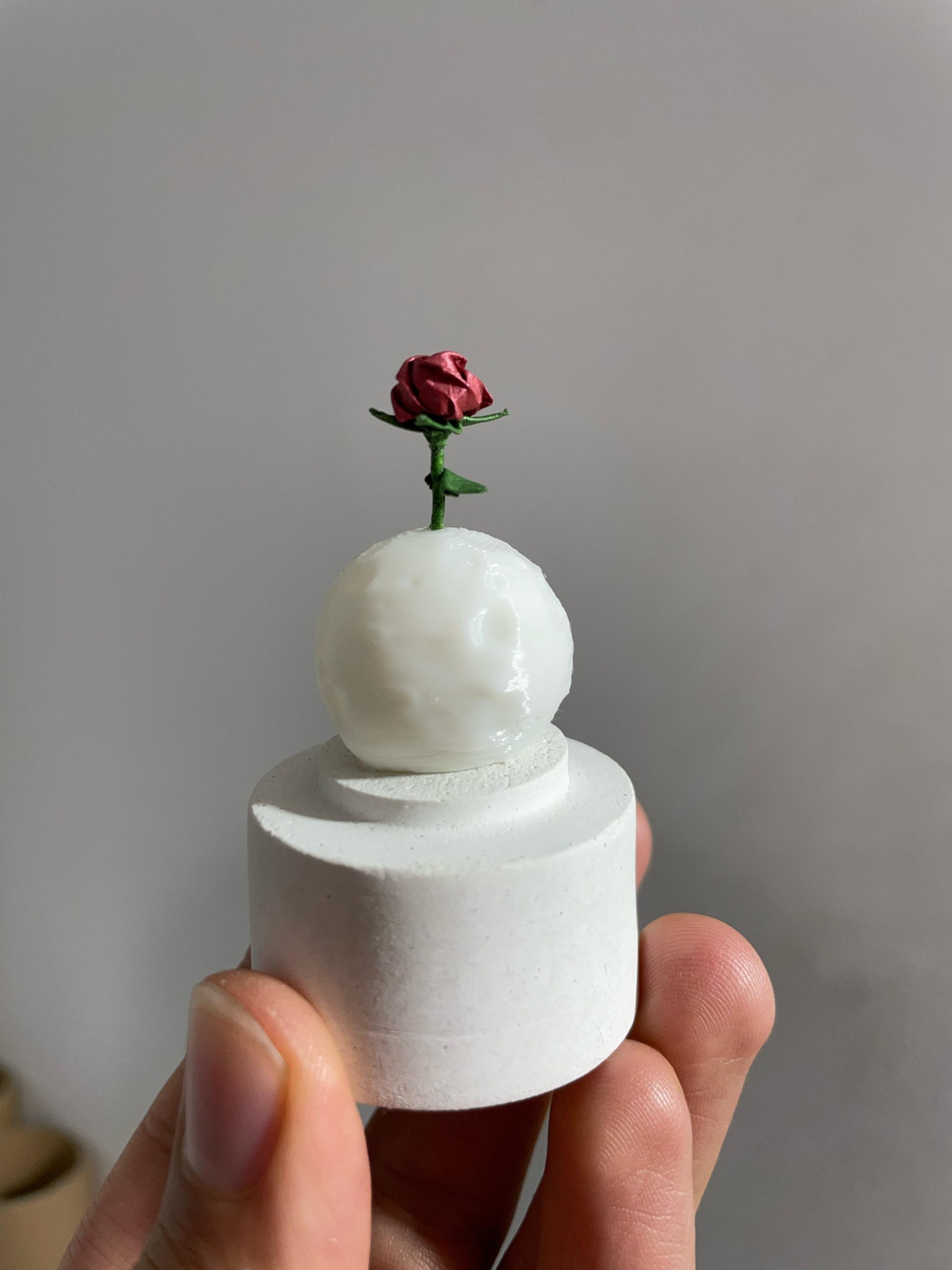 rosa del principito en origami con luz