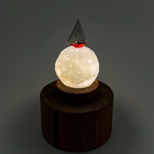 Barco de papel en origami sobre la luna miniatura en domo de vidrio y base de teca - Plicatorius.