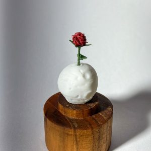 Mini lámpara de origami rosa del principito sobre luna iluminada con base de madera de teca - Plicatorius.