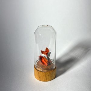 Figura de Zorro del Principito en origami miniatura bajo cúpula de vidrio y madera - Plicatorius Colombia.
