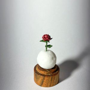 Rosa del Principito miniatura en origami con cúpula de vidrio y base de madera de Teca - Plicatorius Colombia.