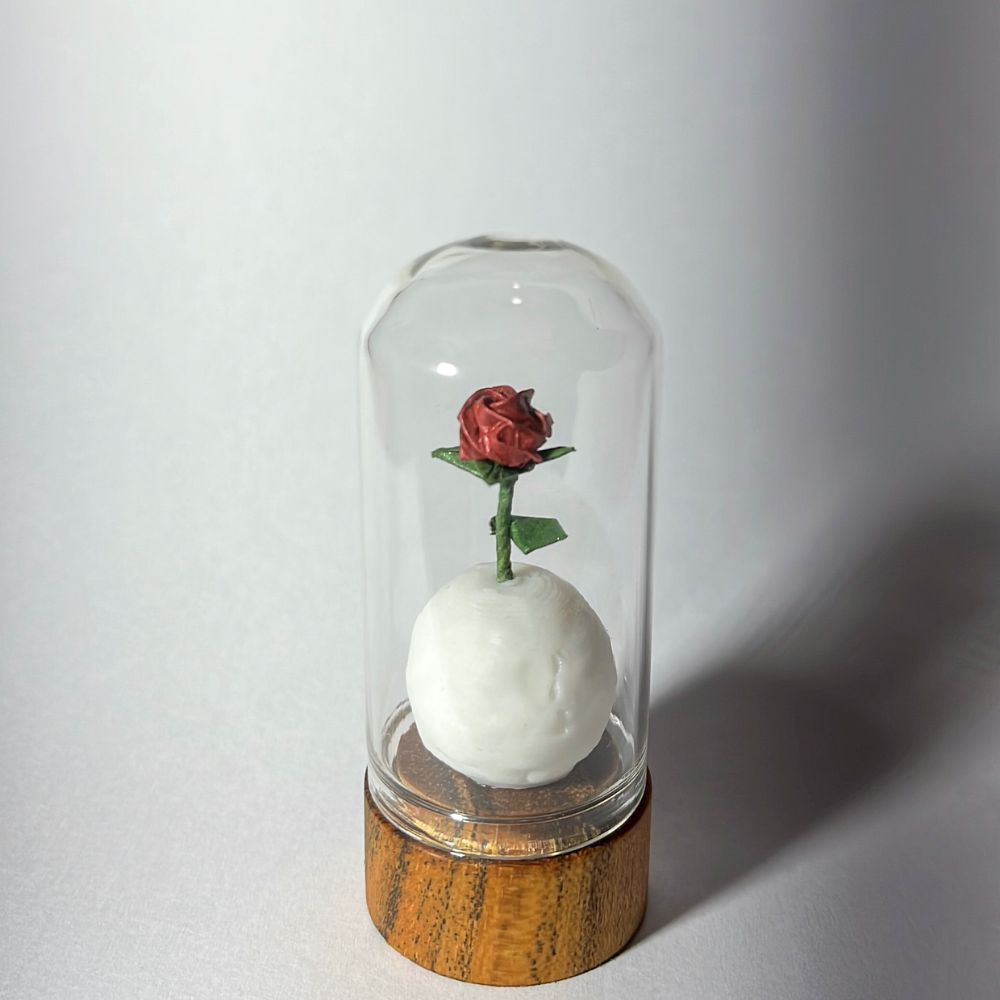 Rosa del Principito miniatura en origami con cúpula de vidrio y base de madera de Teca - Plicatorius Colombia.
