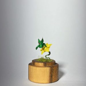 Colibrà verde en origami sobre flor amarilla miniatura en cúpula de vidrio - ArtesanÃa Plicatorius Colombia.