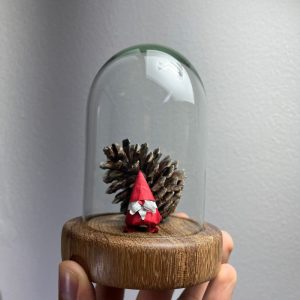 Gnomo de origami rojo y blanco con cono de pino natural en domo de vidrio de 12cm con base de madera de teca - Plicatorius.