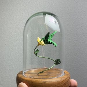 Colibrí grande en origami sobre flor amarilla en domo de vidrio de 12cm con base de madera de teca - Plicatorius.