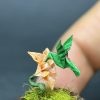 Colibrí verde en origami sobre flor amarilla miniatura en cúpula de vidrio - Artesanía Plicatorius Colombia.