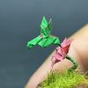 Colibrí verde en origami sobre flor amarilla miniatura en cúpula de vidrio - Artesanía Plicatorius Colombia.