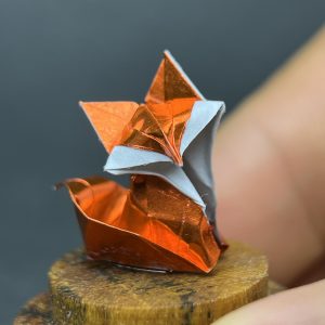 Figura de Zorro del Principito en origami miniatura bajo cúpula de vidrio y madera - Plicatorius Colombia.