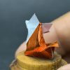 Figura de Zorro del Principito en origami miniatura bajo cúpula de vidrio y madera - Plicatorius Colombia.
