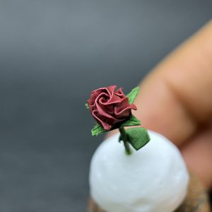 Rosa del Principito miniatura en origami con cúpula de vidrio y base de madera de Teca - Plicatorius Colombia.