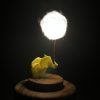 Lámpara miniatura de elefante amarillo en origami sosteniendo una nube iluminada en domo de vidrio - Plicatorius.