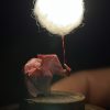 Lámpara miniatura de elefante amarillo en origami sosteniendo una nube iluminada en domo de vidrio - Plicatorius.