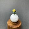 Mini lámpara de origami rosa del principito sobre luna iluminada con base de madera de teca - Plicatorius.