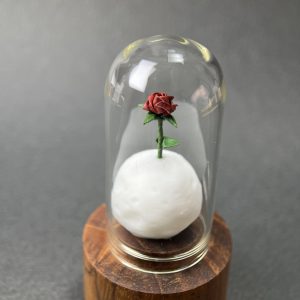 Mini lámpara de origami rosa del principito sobre luna iluminada con base de madera de teca - Plicatorius.