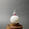 Barco de papel en origami sobre la luna miniatura en domo de vidrio y base de teca - Plicatorius.