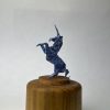 Unicornio de origami miniatura sobe base de madera