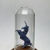 Unicornio de origami miniatura sobe base de madera